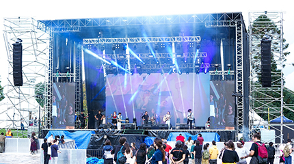 HUAYUAN S795 mobile stage semi trailer supporting large outdoor live events in Uruguay operated by EMU Escenario Movil Uruguay